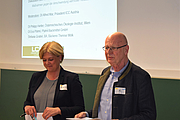 DI Gisela Wenger-Oehn, Direktorin der HTL LMT Wels, und DI Alfred Mar, Präsident der ICC Austria, moderierten die Diskussion zum Thema Lebensmittelverschwendung © Business Upper Austria