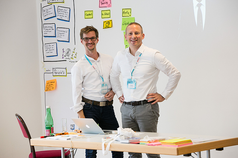 Tobias Stefan und Christian Hertfelder von consistency zeigten im Workshop „Agil UND Stabil“, wie agile Teams arbeiten. © Cityfoto/Roland Pelzl