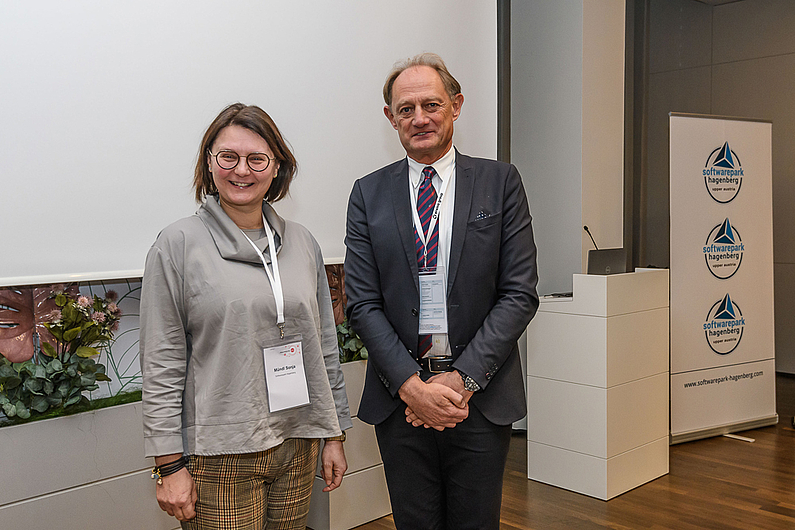 Sonja Mündl, Managerin des Softwareparks Hagenberg, mit JKU-Professor Alois Ferscha ©cityfoto.at/Roland Pelzl