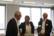 Networking, Pilot Hans Härting lacht herzlich dabei, Foto: (c) Business Upper Austria