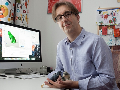 Werner Leitmüller mit 3D-Ausdrucken in der Hand