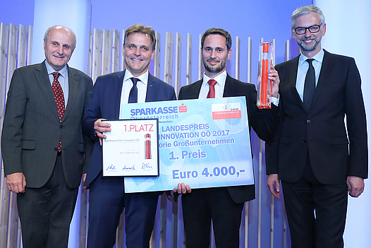 Vier Männer mit Urkunde und Siegerscheck über 4000 Euro in der Kategorie Großunternehmen