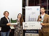 Elvira Lutter vom Klima- und Energiefonds (l.) und Cleantech-Cluster-Manager Dorian Wessely überreichten den Young Scientist Award an Jana Reiter