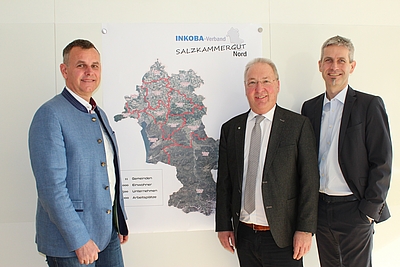 Das INKOBA-Team (v.l.n.r.) Robert Oberfrank (WKO Gmunden), Obmann Bgm. Hans Kronberger und Geschäftsführer DI Horst Gaigg freuen sich über die Fortschritte bei der Standortentwicklung in der Region! (c) INKOBA