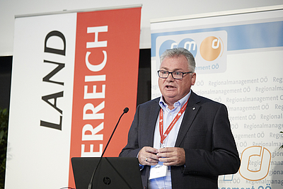 Franz Tauber bei seinem Vortrag zur Bedeutung gemeindeübergreifender Kooperationen © Markus Wache