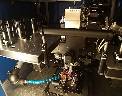 Cerabyte (Ceramic Data Solutions GmbH): Maschine zur Bearbeitung von dünnen keramischen Oberflächen mit einem FemtosecondLaser und einer Mikroskopkamera zur instantanen Beobachtung der Resultate. © Cerabyte