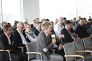 Teilnehmer bei Vortrag, ein Teilnehmer hat ein Mikrofon in der Hand, Foto: (c) Business Upper Austria