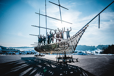 Ein "fliegendes" Schiff aus Metall mit winkenden Personen - , Fotocredit: (c) Innovametall