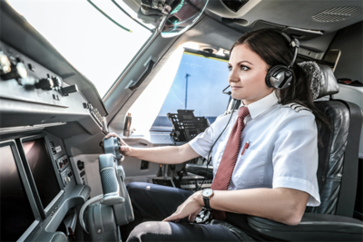 Christina Domweber erklärt in der Episode 1, wie man PilotIn wird. © Arno Melicharek für Austrian Airlines