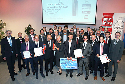Die diesjährigen Preiseträger von oben fotografiert. Foto: Land OÖ/Schauer