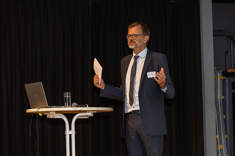 Florian Winner, Leiter der Abteilung Forschungs- und Innovationsförderberatung bei Business Upper Austria auf dem Podium ©foto-pils
