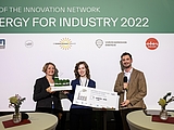Nadine Brunnhuber (M.) erhielt den Young Scientist Award von Elvira Lutter vom Klima- und Energiefonds (l.) und Cleantech-Cluster-Manager Dorian Wessely