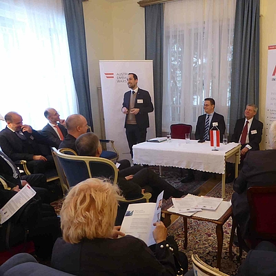 Klaus Madlmair (Business Upper Austria) spricht zu den polnischen Unternehmen in der Botschaft in Warschau. Foto: @AC Warschau