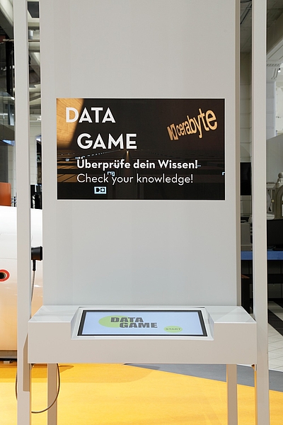Cerabyte (Ceramic Data Solutions GmbH): Wie lange können Informationen auf unterschiedlichen Datenträgern erhalten bleiben? In diesem interaktiven Schätzspiel erfahren BesucherInnen mehr über Langzeitsicherung und Archivierung. © Technisches Museum Wien
