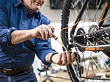 Mechaniker der ein Rad repariert