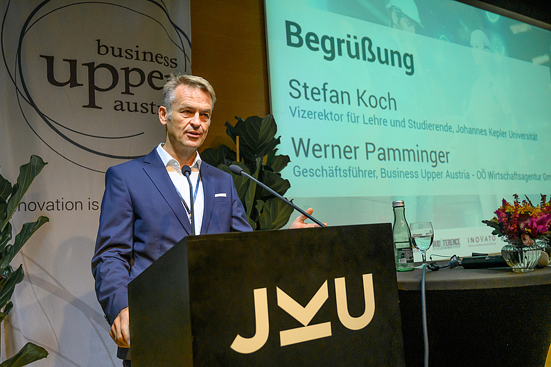 Werner Pamminger, Geschäftsführer der Standortagentur Business Upper Austria am Rednerpult der HR Connect(s) ©Simlinger/cityfoto