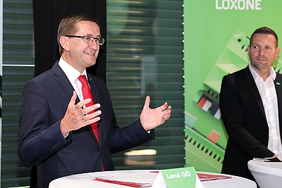 v.l.: Wirtschafts-Landesrat Markus Achleitner mit Martin Öller, einer der beiden Loxone-Gründer.  © Land OÖ/Lisa Schaffner