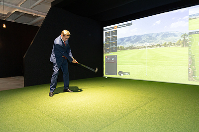 Wirtschafts-Landesrat Markus Achleitner testet die Indoor-Golfanlage in Leonding © cityfoto/PELZL-MAIRWÖGER