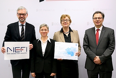 Zwei Frauen und zwei Männer mit NEFI-Plakat und Österreich-Karte