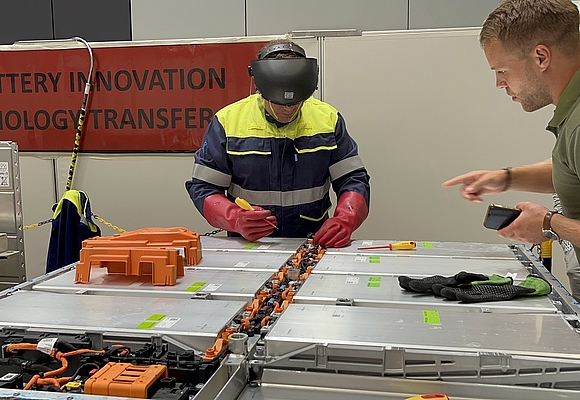 Ein Facharbeiter zerlegt eine Batterie. Künftig sollen Batterien aber automatisiert zerlegt werden können.