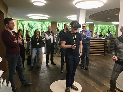 Die Teilnehmer und Teilnehmerinnen des KMU Accelerators testeten den virtuellen Showroom eines Parkettherstellers mit VR-Brille. © Business Upper Austria