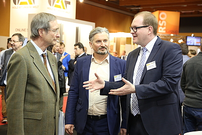 Von links: Dr. Christoph Leitl (WKO), Erich Gaffal (Business Upper Austria), Stephan Hölzl (Business Upper Austria) © MesseWels_Handwerk