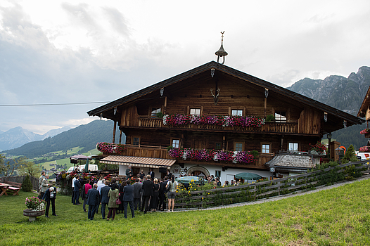 Tiroler Berghaus mit Personen davor