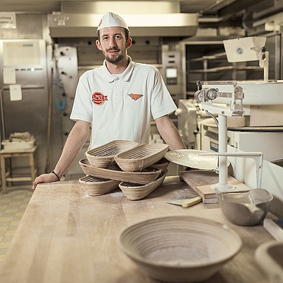 Bäckermeister Reinhard Thurner testet die hochwertigen Bestandteile des Ölpresskuchens in seinen Backwaren