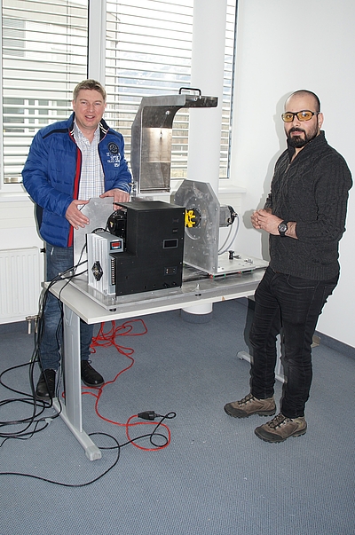 Geschäftsführer Herbert Gösweiner (li.) und Mitarbeiter Mohammad Alnajjar mit der selbst konstruierten Testanlage. 