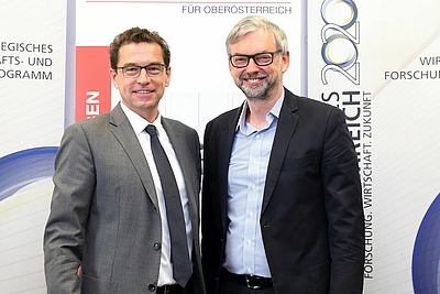 stehend frontal fotografiert, von links nach rechts: DI (FH) Stephan Kubinger, MBA (Vorsitzender des Rates für Forschung und Technologie in OÖ), LH-Stv. Dr. Michael Strugl, MBA (Wirtschafts- und Forschungsreferent)