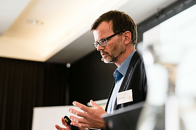 Mag. Florian Winner, Leiter der Forschung- und Innovationsförderberatung der Business Upper Austria erläutert den Weg aus dem Förderdschungel