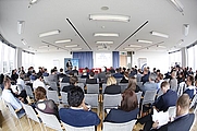 Mit Menschen gefüllter Vortragssaal, Foto: (c) Business Upper Austria
