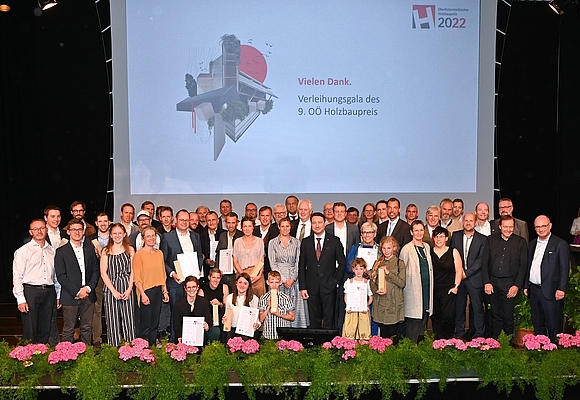 Gruppenfoto von der Verleihung des Holzbaupreises 2022