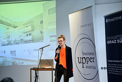 Architektin Birgit Kornmüller steht auf der Bühne und stellt neue Wohnformen vor© Cityfoto.at/ BÖCKSTEINER Tatiana 