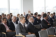 In der Menschenmenge zeigt ein Teilnehmer auf, Foto: (c) Business Upper Austria