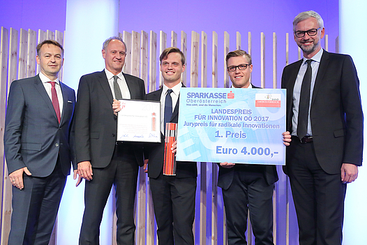 Fünf Männer mit Urkunde und Siegerscheck über 4000 Euro für den Jurypreis für radikale Innovationen