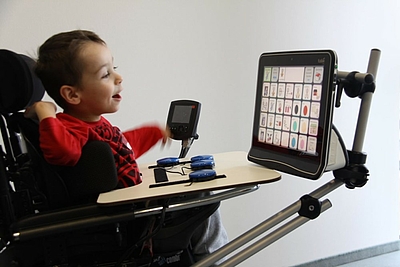Der 11jährige LIAM sitzt in einem Rollstuhl und kommuniziert mit KI-basierten Tools ©LIFEtool