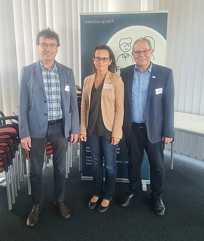 V. l.: Franz Bürscher, Anita Falzberger (PÖTTINGER Landtechnik) und Udo Gennari (Business Upper Austria) ©Business Upper Austria