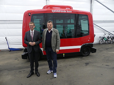 Die Landesräte Achleitner und Steinkellner testen den selbstfahrenden Bus im Stockholmer Stadtteil Barkarby. © Business Upper Austria