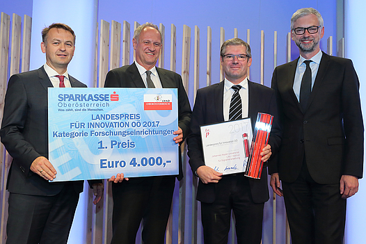 Vier Männer mit Urkunde und Siegerscheck über 4000 Euro in der Kategorie Forschungseinrichtungen