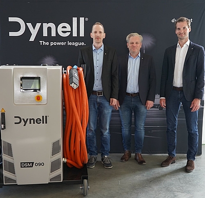 3 Personen vom Team Dynell stehen neben der mobilen 180-kv-Bodenstromversorgung©Dynell