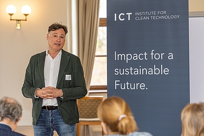 Michael Friedmann, Verfahrenstechniker und Gründer der Institute for Clean Technology Impact GmbH spricht zum Publikum ©foto-pils