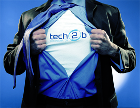 Eine Person öffnet seine Jacke und darunter erscheint ein T-Shirt mit der Aufschrift tech2b.