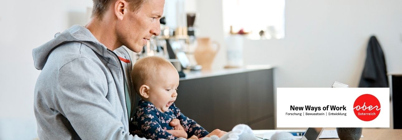 Vater sitzt mit seinem Baby am beim Laptop und arbeitet im Homeoffice ©iStock/Nomad